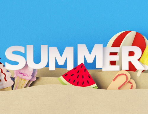 Das Wort 'SUMMER' in großen weißen Buchstaben vor blauem Himmel, umgeben von Sand, Eiscreme, Wassermelone, Strandball und Eislutscher.