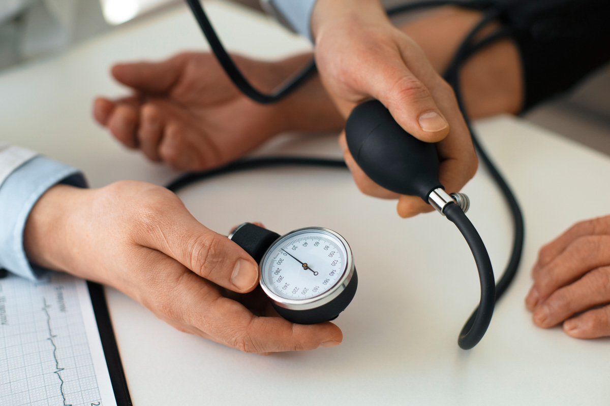 Ein Arzt misst den Blutdruck eines Patienten